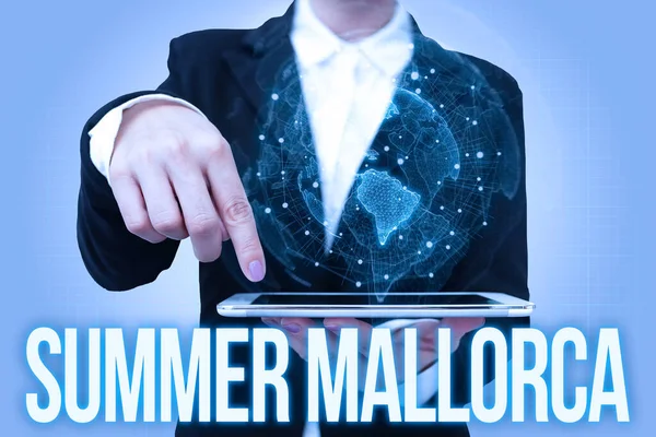 显示Summer Mallorca的文字符号。在西班牙巴利阿里群岛度过佳节的文字- -女性制服立碑手展示虚拟现代科技 — 图库照片