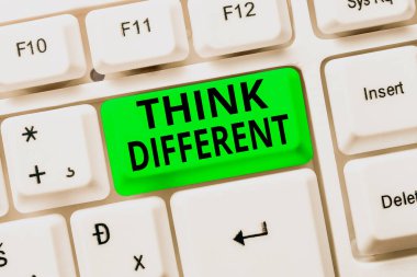 İlham veren bir metin. Farklı düşün. Bilgisayar Mühendisliği Konsepti, Bozuk Klavyeyi Onarma, Düşünmek için Kullanımı gösteren olağandışı yöntem veya uygulama kelimesi