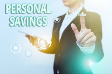 Kişisel Tasarruf 'u gösteren bir tabela. Bir kişinin bir bankada ya da Geleceği Gösteren Arayüzü Gösteren Kadın Takımlı Tablet gibi bir hesapta sakladığı iş fikri parası.