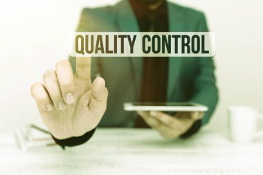 Metin Kalite Kontrolü gösteriliyor. Üretilen ürünlerde standartların korunması üzerine yazılan kelime İletişim Teknolojisi Akıllı Telefon Ses ve Video Çağrısını sunar