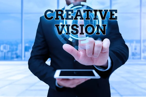 Texte inspirant Vision créative. Mot pour mot pour processus de création délibérée d'images mentales visuelles Homme en uniforme debout tenant tablette dactylographie technologies futuristes. — Photo