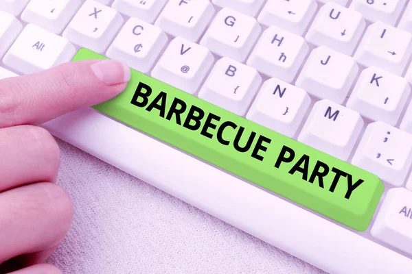 Bildunterschrift: Barbecue Party. Konzeptionelle Foto-Outdoor-Party, bei der Essen auf dem Grill oder über dem Feuer gekocht wird Abstract Office Typing Jobs, Schreibmaschine Wichtige Arbeitsberichte — Stockfoto