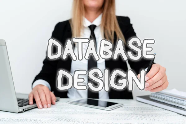 Σχεδιασμός βάσης δεδομένων κειμένου γραφής. Word for organization of data according to a database model Εξηγώντας το πρόβλημα της εταιρείας, Περίληψη παρέχοντας λύσεις διαφορών — Φωτογραφία Αρχείου