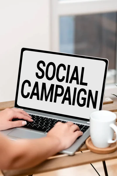 Visualizzazione concettuale Campagna sociale. Concetto significa utilizzare la piattaforma di social media per migliorare la consapevolezza del marchio Offerte di lavoro online e lavorare in remoto connettendo le persone insieme — Foto Stock