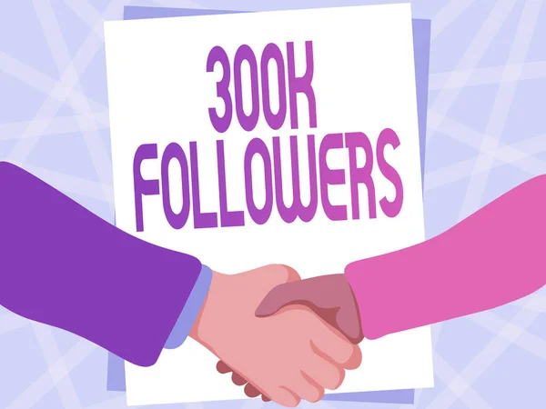 Podpis zobrazující 300K Followers. Obchodní koncept počet jednotlivců, kteří následují někoho v Instagramu dva muži kreslení s prázdným papírem potřást rukou prezentační dohoda. — Stock fotografie