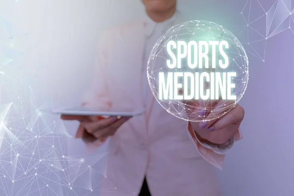 Teksten met sportgeneeskunde. Woord voor de behandeling en preventie van letsels in verband met sport Vrouw in pak Holding Tablet met cirkelvormige holografische weergave. — Stockfoto