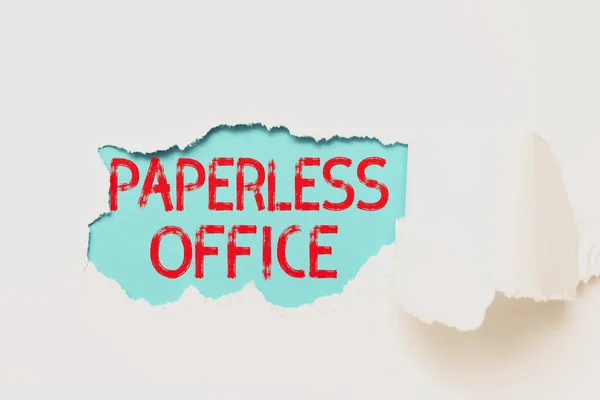 Szöveg megjelenítése Paperless Office. Üzleti kirakat munkakörnyezet, amelyben a papír használata megszűnik A papíron lévő tépés hátteret tár fel az elülső oldal mögött — Stock Fotó