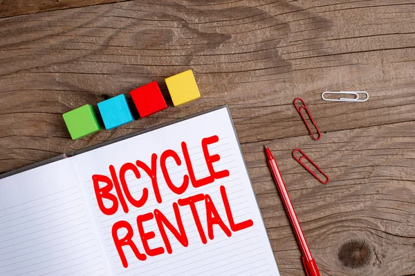 Bisiklet Kiralama tabelasını gösteren ilhamlar. İş fikri. Bisikletleri turistlere ya da gezginlere kiralayan bir işletme. Yüzeyde Çok Renkli Kutular Üzerine Örnek Küp Dikdörtgen Kutular — Stok fotoğraf