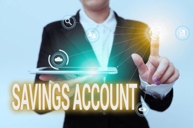 El yazısı Tasarruf Hesabı. İş fikri. Takım Elbiseli Kadın 'ın elinde tutulan ve Fütüristik Sanal Düğme' yi işaret eden bir banka hesabında ilginç bir mevduat hesabı..