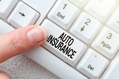 İlham, Oto Sigortayı gösteriyor. Güncelleme için klavye tuşlarına basan kadın parmağını göstererek araba kazası geçirmekle ilgili iş vitesi giderlerini azaltır