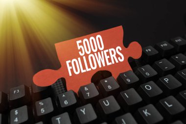 İlham veren 5000 takipçiyi gösteren metin. Instagram 'da farklı matematik problemlerini çözen, çok basamaklı denklemleri hesaplayan birini takip eden bireylerin kavramsal fotoğraf sayısı