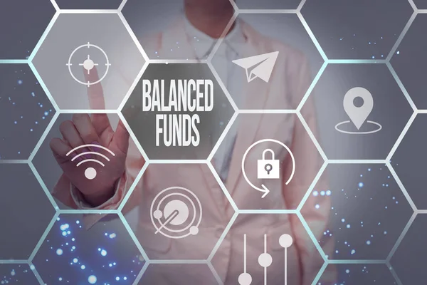 Das Schreiben von Text Balanced Funds. Geschäftsidee hybrider Investmentfonds, der verschiedene Wertpapiere in einer Hand vereint. — Stockfoto