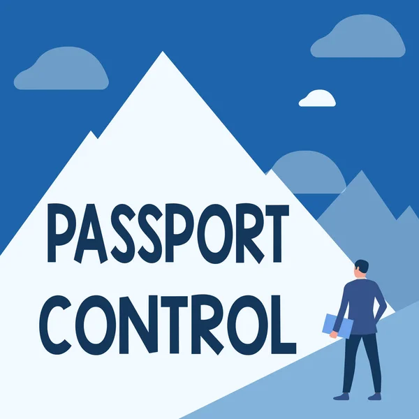 Znak tekstowy pokazujący kontrolę paszportu. Biznes zbliża się do obszaru na lotnisku, gdzie paszporty są sprawdzane Dżentelmen w garniturze stojący Holding Notebook Facing Tall Mountain Range. — Zdjęcie stockowe