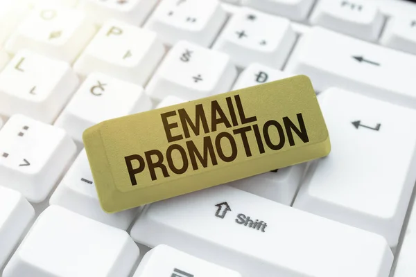E- posta Tanıtımını gösteren metin işareti. Ticari yayın, satışları teşvik eder Çevrimiçi Arkadaşlarla Bağlanmak, İnternet 'te Tanıdıklar Yapmak — Stok fotoğraf