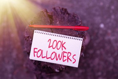 El yazısı metni 200 bin takipçi. Instagram 'da birini takip eden ve Yeni Parlak Fikirler Düşünen Yaratıcılık ve İlham Veren kişi sayısı