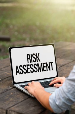 El yazısı Risk Değerlendirmesi. İş dünyası, insanları bir araya getiren ses ve video arama becerilerindeki risk seviyelerini gösteriyor.