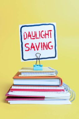 Kavramsal Görünüm Gün Işığı Tasarruf. İnternet Konsepti, sıcak hava yaklaşırken saati ileri almak Renkli Fikir Sunumu Taze Düşünceleri Göstererek Mesaj Gönderme