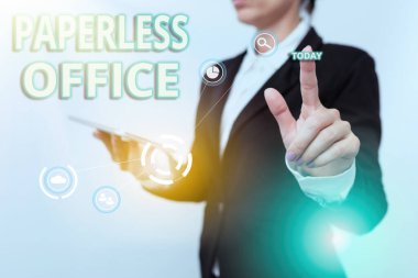Metinsiz Ofis gösterimi yazılıyor. Kağıt kullanımının bertaraf edildiği iş konsepti çalışma ortamı Geleceği Gösteren Arayüz Tableti Gösteren Takım Elbiseli Kadın.