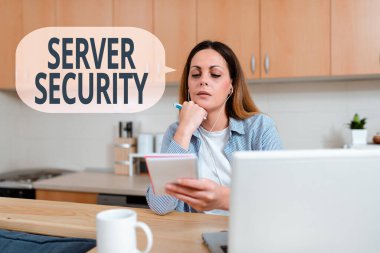 Sunucu Güvenliğini gösteren metin işareti. Ev Fikirlerinde Çalışan Soyut çevrimiçi işlemleri, İç Dekorasyon Canlı Video Blog 'unu güvence altına alan kavramsal fotoğraf web sunucusu
