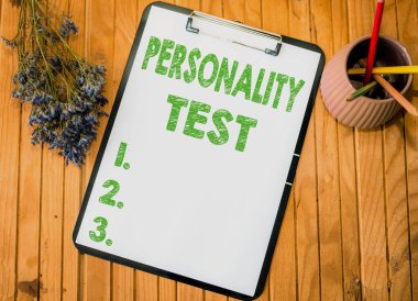El yazısı kişilik testi. İnsan kişiliğinin değerlendirilmesinde kullanılan bir metot, çiçek vazosunun yanında duran kalem yığınıyla Ofis Panosu 'nu oluşturur..