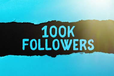 İlham işareti 100 bin takipçiyi gösteriyor. Instagram 'da Kuru Nehir, Perde Konsepti Açılıyor, Yeni Şov Başlıyor' da birini izleyen bireylerin kavramsal fotoğraf sayısı