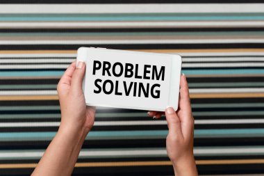 Sorun Çözme yazısını göster. İnsanları Birbirine Bağlayan Ses ve Görüntü Çağrı Yetenekleri ile etkili bir şekilde başa çıkmak için bir cevap veya araç bulmak için kavramsal fotoğraf