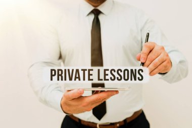 Özel Dersler sunan metin başlığı. Yeni Teknoloji Fikirlerini sunan küçük gruplar tarafından genellikle özel olarak ödenen işletme genel değerlendirmesi eğitimi Teknolojik Gelişmeyi Tartışan