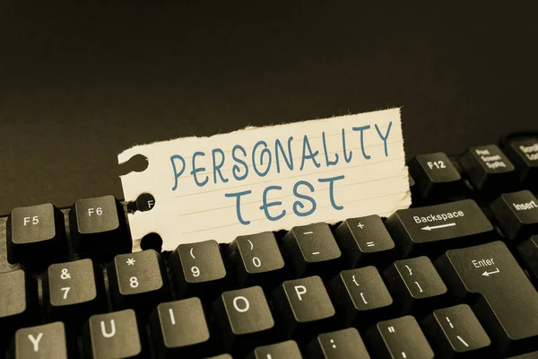 Tekstbord met persoonlijkheidstest. Word Written on A method of assess human personality constructs Typing Program Code Script, Abstract Het downloaden van New Online Journal — Stockfoto