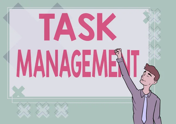 Bildunterschrift: Task Management. Konzept, das den Prozess der Bewältigung einer Aufgabe durch ihren Lebenszyklus beschreibt Happy Man Illustration Standing Infront Board Heben der Hände für den Erfolg. — Stockfoto