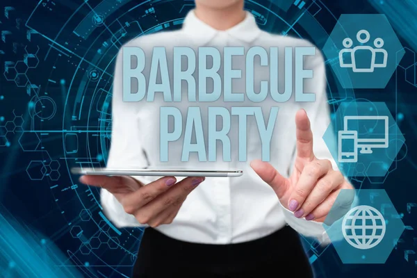 Schreiben mit Text Barbecue Party. Business-Schaufenster Outdoor-Party, bei der Essen auf dem Grill oder über dem Feuer gekocht wird Lady In Uniform Holding Phone Virtual Press Button Futuristische Technologie. — Stockfoto