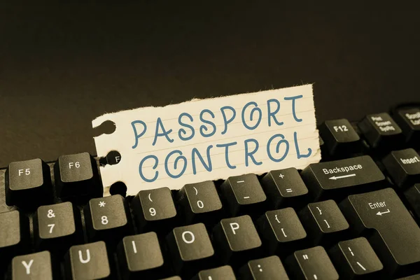 概念的なキャプションパスポートコントロール。パスポートがチェックされている空港のエリアの単語入力プログラムコードスクリプト、要約新しいオンラインジャーナルのダウンロード — ストック写真