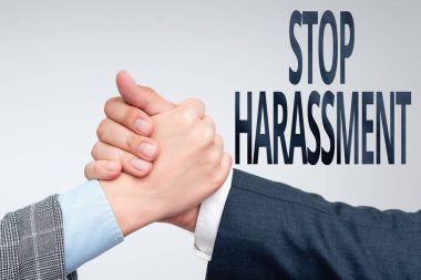 Durdurma Tacizini sunan metin başlığı. İnternet Konsepti, diğer iki profesyonel iyi giyimli iş adamına uygulanan agresif baskı ve sindirmeyi önler.