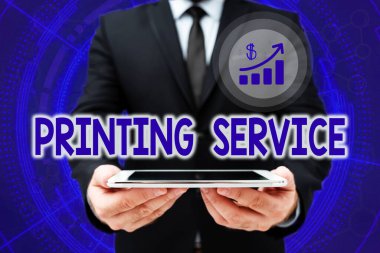 Yazıcı Servisi sunan metin başlığı. Yeni Modern Teknolojiyi Gösteren Ofisteki Adam Üniformalı Tutma Tableti 'nin tüm yönlerini yöneten baskı sağlayıcıları tarafından sunulan iş yaklaşım programı.