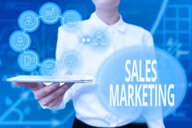 El yazısı Satış Pazarlaması. Sanal Modern Teknolojiyi sunan Bayan Üniformalı Ayakta Duran El Üniformasının tanıtımı ve satışıyla ilgili iş konsepti operasyonları ve faaliyetleri