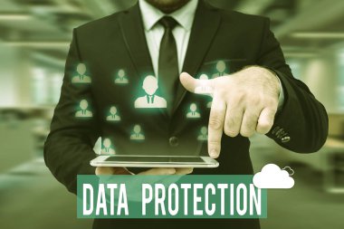 Kavramsal Başlık Veri Koruma. Üniformalı Adam Duran Tablet Yazan Futuristik Teknolojiler 'de depolanan verilerin erişimi ve kullanımı üzerinde iş genel kontrolü.