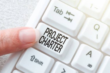 Proje Sözleşmesi 'ni gösteren imzalayın, iş genel görünümü genellikle projenizi açıklayan kısa resmi belge Lady tuşlarına basın ve güncellemek için klavye tuşlarına basın