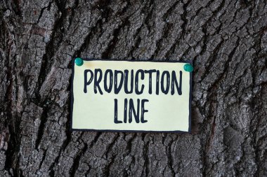 Metin başlığı Üretim Satırını sunar, Yeni Parlak Fikirler Düşünerek Yaratıcılık ve İlham Veren bir fabrikada kurulan sıralı işlemlerin İş Genel Görünümü