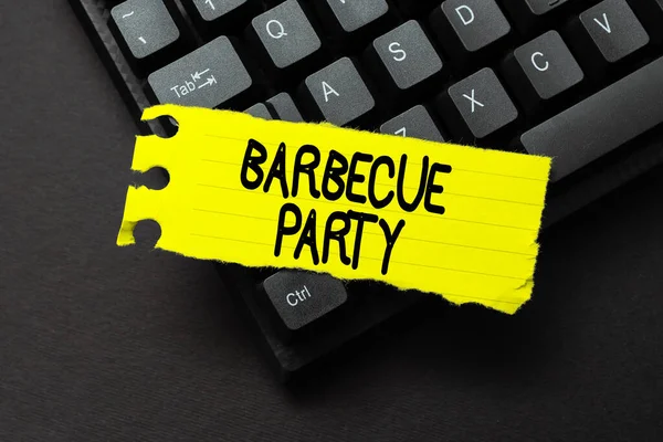 Az ihletet adó szöveg Barbecue Party. Üzleti áttekintés kültéri party, ahol az élelmiszer főtt egy grill vagy egy tűz Szerkesztési és visszafejtési jelentés helyesírási hibák, Gépelés Online Shop leltár — Stock Fotó