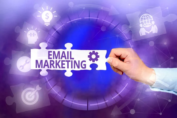 Χέρι εγγράφως σημάδι Email Marketing. Έννοια που σημαίνει πράξη της αποστολής ενός εμπορικού μηνύματος σε μια ομάδα που δείχνει το χέρι κρατώντας παζλ κομμάτι Ξεκλειδώνοντας νέες φουτουριστικές τεχνολογίες. — Φωτογραφία Αρχείου