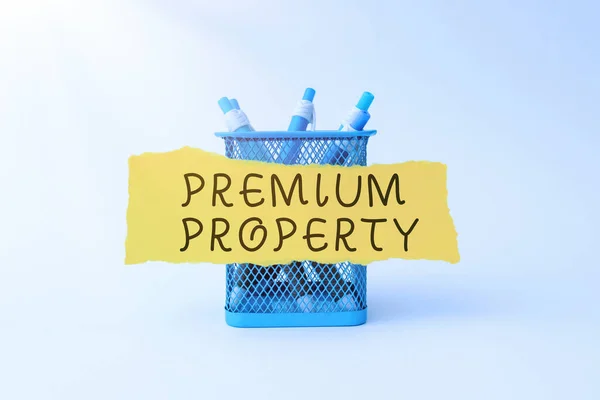 Konzeptionelle Bildunterschrift: Premium Property. Business-Schaufenster Vorauszahlung für Dinge, die jemandem gehören Ordnung Arbeitsplatz Setup Schreibtisch Werkzeuge und Geräte Recycling-Materialien — Stockfoto