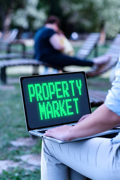 テキストプロパティ市場を表示する書き込み ビジネス概要土地や建物の売買不動産市場オンライン仕事とリモートで人々を接続する作業 — ストック写真