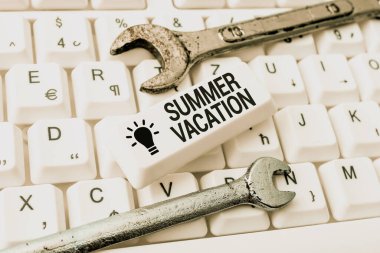 Yaz Tatili metni gösterimi yazılıyor. Yazın çocukların okula gitmediği zamanlarda yazılmış internet taraması ve online araştırma onarım ve onarım işleri.