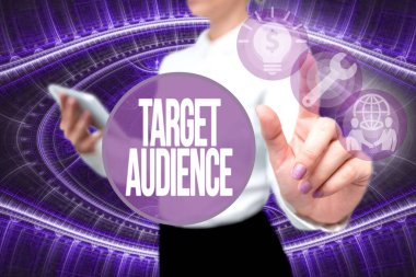 Kavramsal manşet Hedef Seyirci. İş konsepti olarak tanımlanan Üniformalı Kadın Bekleme Sanal Basın Düğmesi Futuristik Teknolojisi.