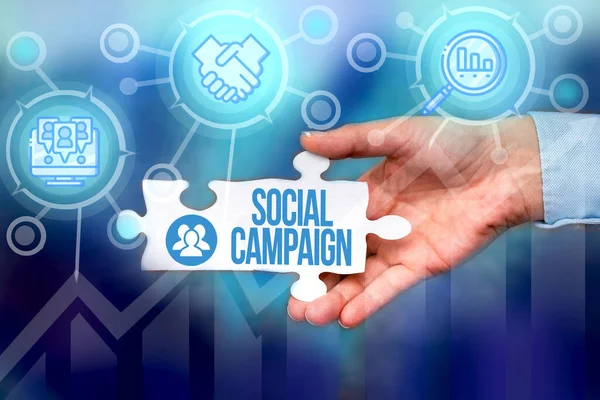 Textschild mit dem Slogan "Social Campaign". Unternehmensübersicht nutzt Social-Media-Plattform zur Verbesserung der Markenbekanntheit Hand Holding Puzzleteil Erschließung neuer futuristischer Technologien. — Stockfoto