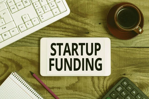 Conceptueel bijschrift Startup Funding. Word Written on financial investment in the development of a new company Display of Different Color Sticker Notes Arranged On flatlay Lay Background — Stockfoto