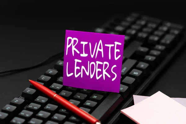 Legenda do texto apresentando Private Lenders. Negócio se aproxima de uma pessoa ou organização que empresta dinheiro para mostrar digitando novo livro didático, resumo redigitar velho ensaio on-line — Fotografia de Stock