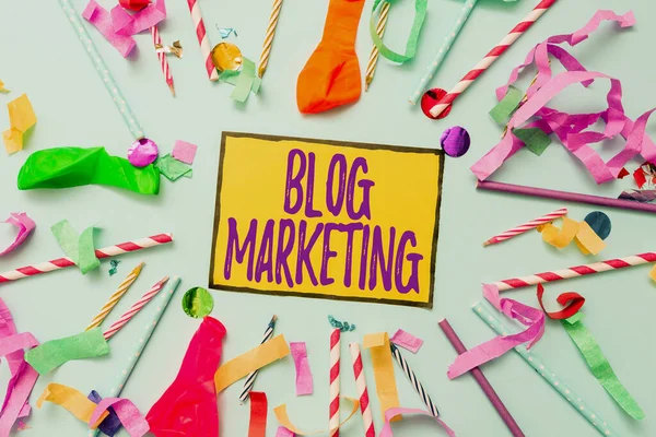 Skriver blogg om markedsføring. Begrepet betyr enhver prosess som publiserer eller annonserer et nettsted via blogg Colorful Party Collections Flashy Celebration Stuff Festival Kit – stockfoto