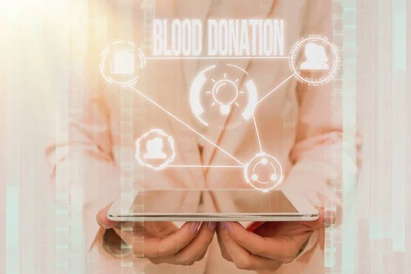 Exhibición conceptual Donación de Sangre. Idea de negocio Proceso de recolección de pruebas y almacenamiento de sangre entera Lady In Uniform Touching And Using Futuristic Holographic Technology. — Foto de Stock