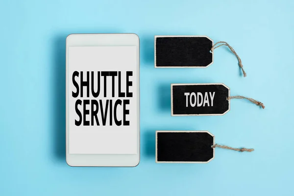 Sms-bord met Shuttle Service. Word Written on bedoeld om passagiers te vervoeren tussen twee vaste punten Verzameling van lege lege stickers Tags gebonden met een string voor informatie-etiket Sign — Stockfoto