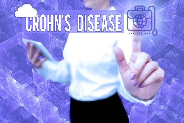 Escrevendo exibindo texto Crohn S Is Disease. Ideia de negócio a doença inflamatória crônica dos intestinos Lady In Uniform Standing Hold Phone Virtual Press Button Futuristic Tech. — Fotografia de Stock